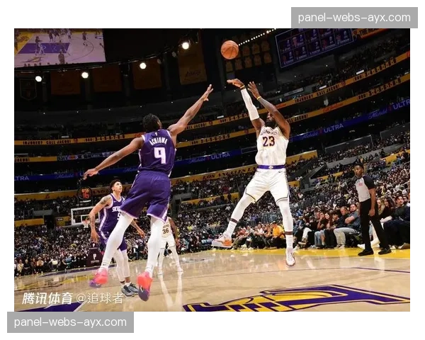 特写:NBA常规赛收官战,詹姆斯生涯总得分突破45000分,主场球迷起立欢呼 特写:NBA常规赛收官战,詹姆斯生涯总得分突破45000分,主场球迷起立欢呼